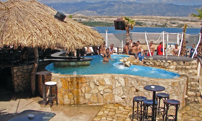 Caska Apartment | Seaview Apartment in Novalja with Terrace and Pool