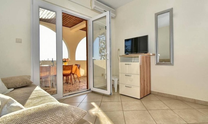 Pisak Apartment | Seaview Apartment in Pisak with Terrace & Pet-Friendly Amenities