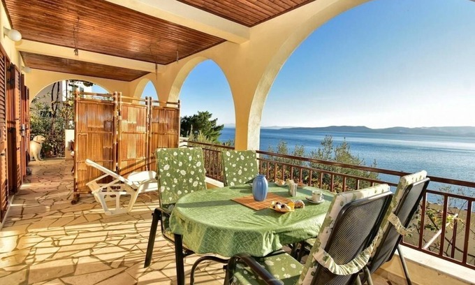 Pisak Apartment | Cozy Apartment in Pisak with Seaview and Terrace