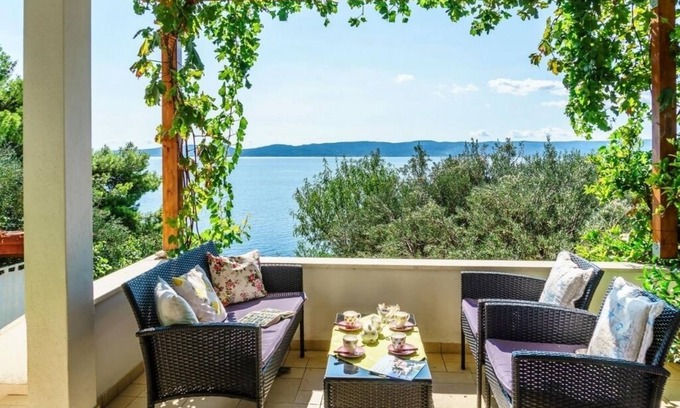Pisak Apartment | Seaside Apartment in Pisak with Terrace and Ocean View