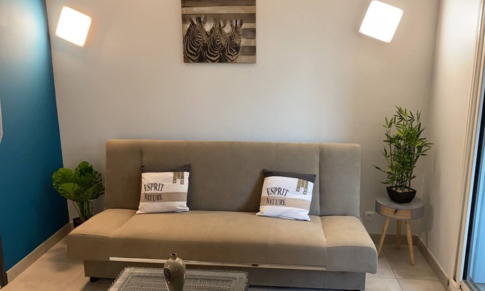 Tartane Apartment | Cozy Apartment by the Beach with Ocean View & Pool