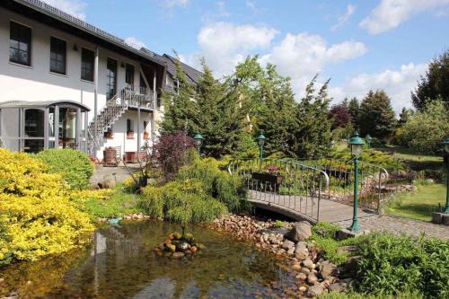 Guhlen Apartment | Relaxing Apartment with Pool & Hot Tub in Schwielochsee
