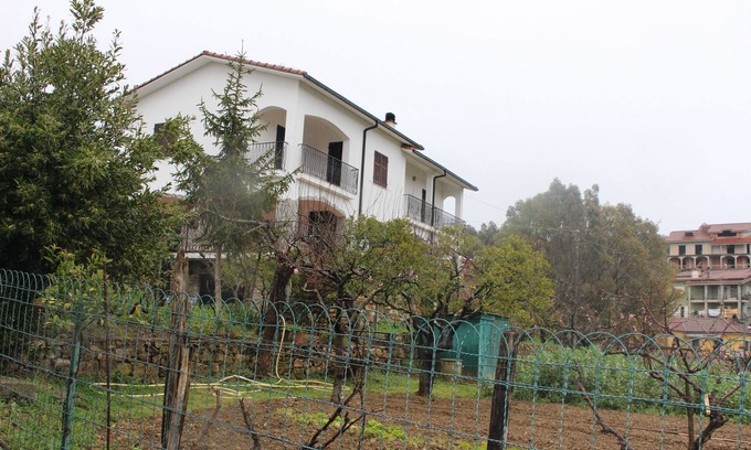 Artallo Apartment | Ideal Apartment in Semi-Detached Villa with Garden Retreat