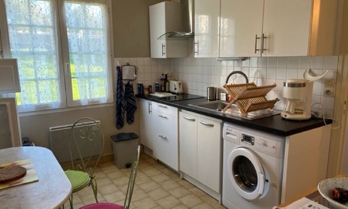 Le Palais Apartment | Cozy Apartment in Charming Residential Block - Guest Rated 9/10