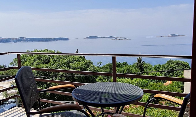 Zupa dubrovacka Apartment | Cozy Apartment in Soline with Ocean View and Beach Access