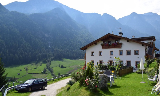 Meiern Apartment | Scenic Apartment in Martell Valley with Ocean View