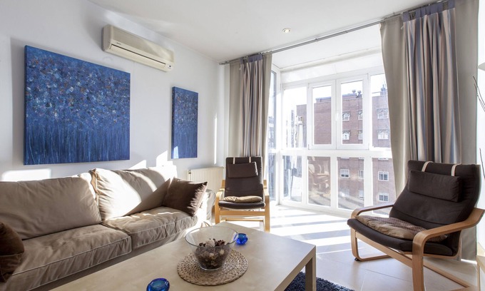 Las Acacias Apartment | Central Madrid Apartment: Pool, Spa & Family-Friendly Stay
