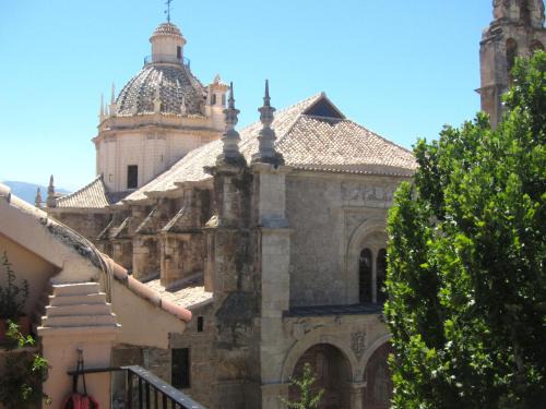 Central District Apartment | Prime Apartment in Granada, Steps from Alhambra & Ocean View