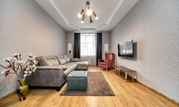 Minsk City Centre Apartment | Cozy Apartment Near Oktyabrskaya Metro - Rated 9/10!