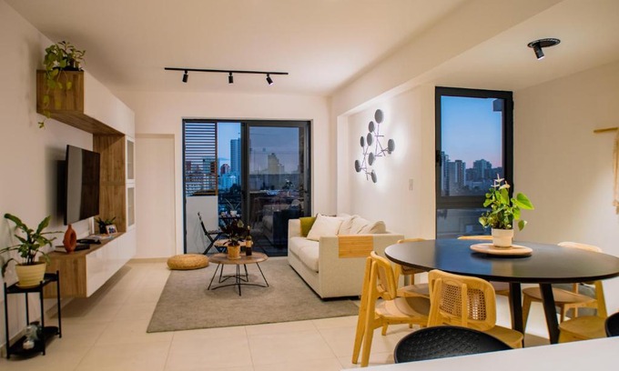 Viejo Arroyo Hondo Apartment | City Center Apartment with Breathtaking Views & Pool Access
