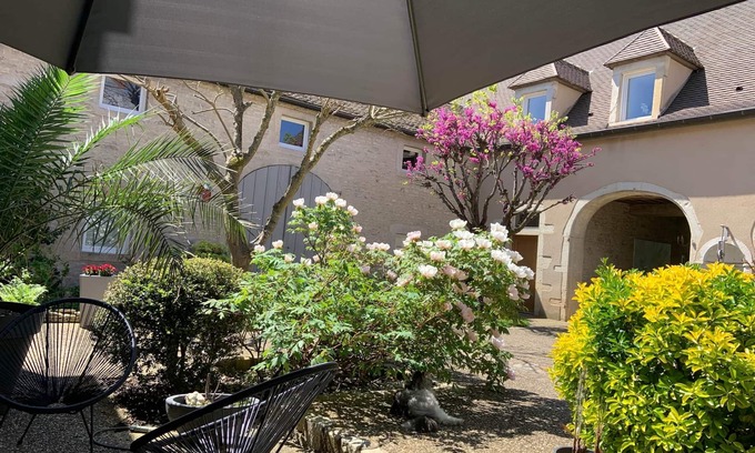 Beaune City Centre Apartment | Central Beaune Apartment with Pool and Ocean Views