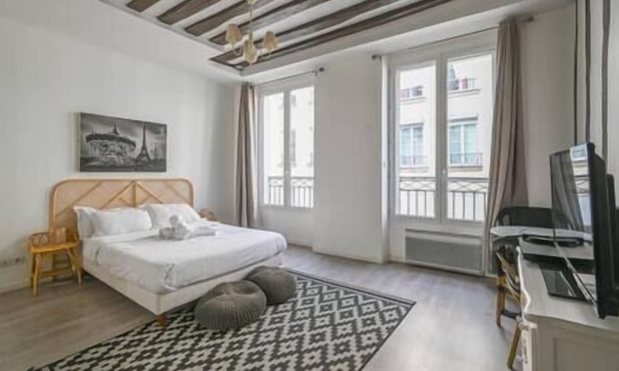 Bonne-Nouvelle Apartment | Elegant Apartment in the Heart of Paris with Kitchen Access