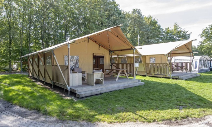 Arcen House | Cozy Safari Tent with Bathroom at De Maasduinen Holiday Park