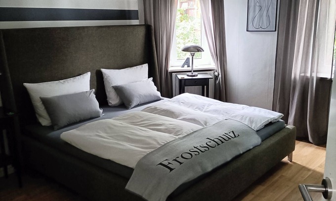 Neustadt Apartment | Cozy Apartment in Bremen's New Town Near Weser River