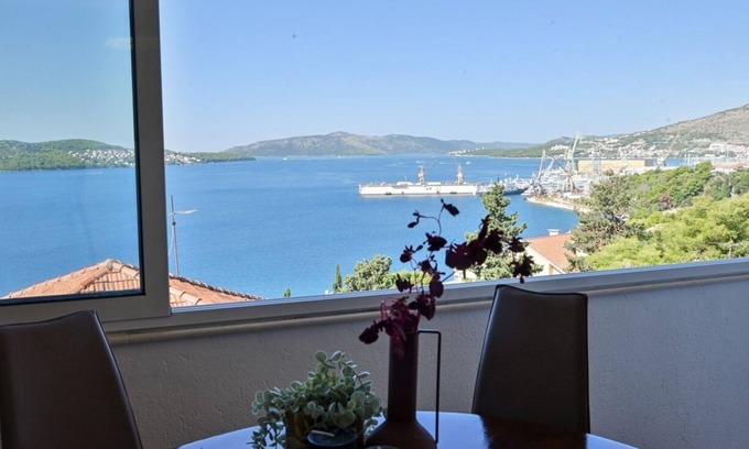 Trogir Apartment | Seaview Apartment in Trogir with Terrace and Kitchen