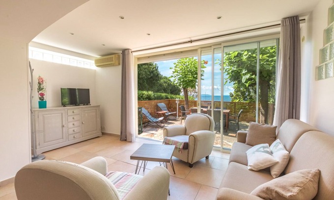 Cavaliere Beach Apartment | Beachfront Apartment with Ocean View & Spa Amenities