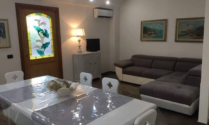 Latina Lido Villa | Beautiful Apartment in Villa with Garden & Ocean View
