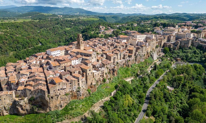 Sorano House | Tranquil Villa Apartment with Pool and Hot Tub Amenities