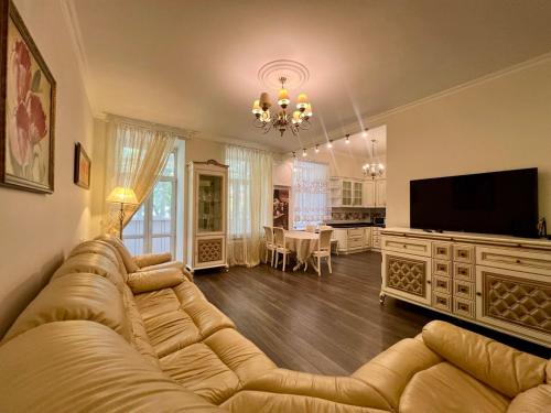 Khreshchatyy Yar Apartment | Pet-Friendly Apartment Near Independence Square Awaits You