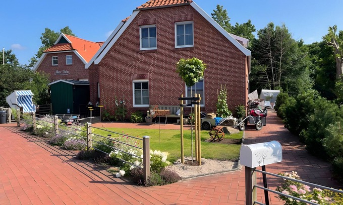 Baltrum Apartment | Apartment 'Inselhuuske I' with Private Terrace, Private Garden and Wi-Fi