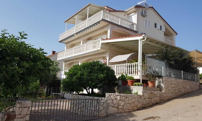Okrug Gornji Apartment | Book Your Ideal Getaway at Apartment Istuk - Rated 10/10