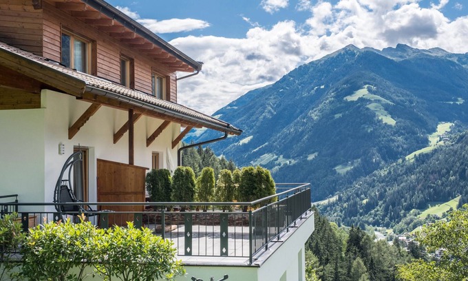 San Leonardo in Passiria Apartment | Cozy Apartment "Hofschenke Pfeiftal Hofblick" with Garden & WLAN