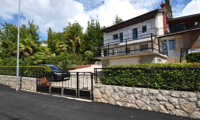 Njivice Apartment | Top-Rated Apartment Ivana with Family and Pet-Friendly Amenities