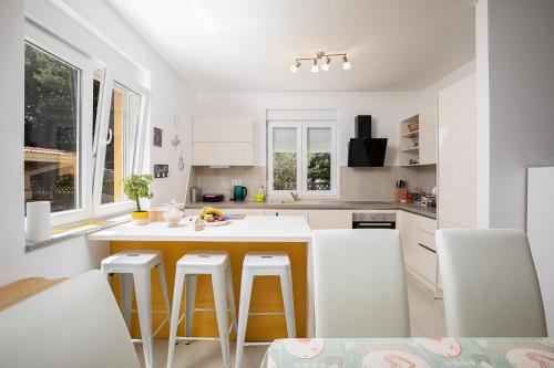 Medulin Apartment | Family-Friendly Apartment J&E: Guest Rated 10/10
