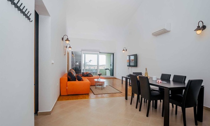 Okrug Gornji Apartment | Oceanfront Apartment Jagoda with Pool and Breakfast