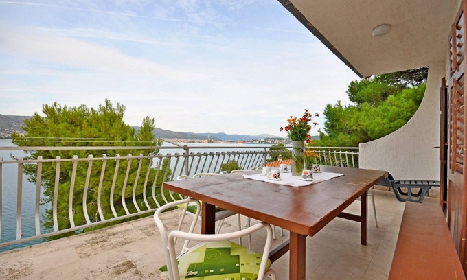 Okrug Donji Apartment | Oceanfront Comfort at Apartment Jakov in Okrug Donji