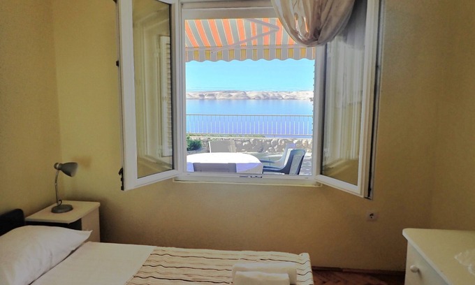 Baric Draga Apartment | Seafront Apartment Jela: Family-Friendly Ocean Views