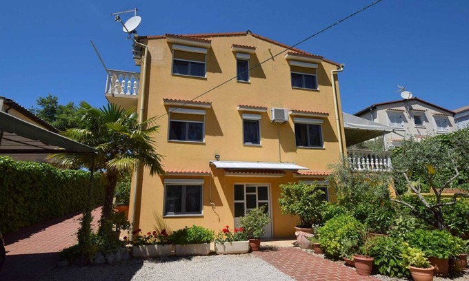 Njivice Apartment | Cozy Apartment Jelica 2 with Terrace and Breakfast Included