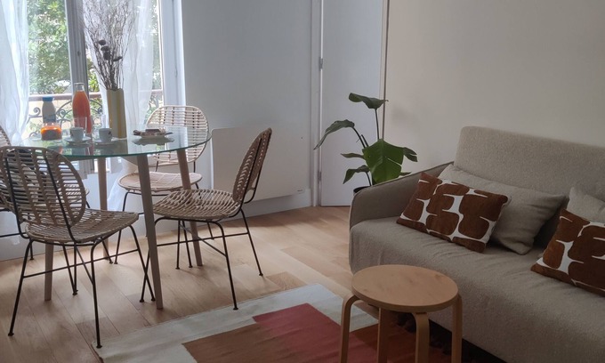 Louis Bertrand-Mirabeau-Semard Apartment | Apartment just outside Paris