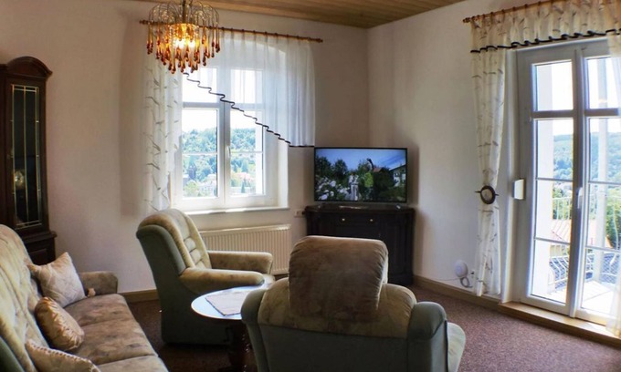 Sebnitz Apartment | Family-Friendly Apartment "Kaiserberg" in Villa Sonnenblick