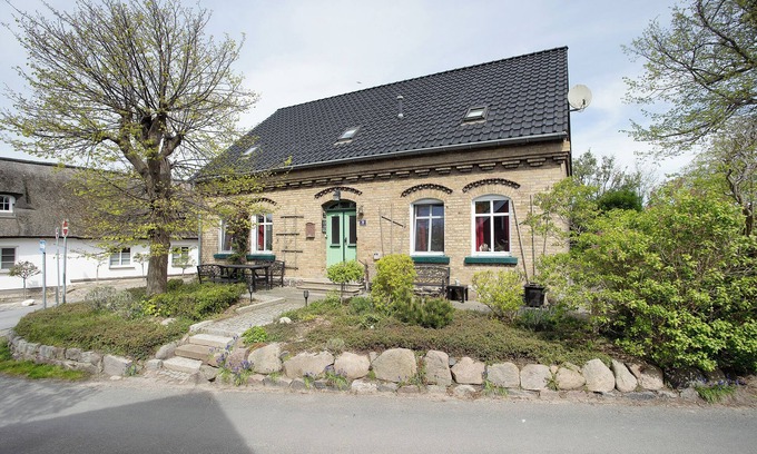 Schaprode Apartment | Oceanfront Apartment Kapitaensferienhaus with Free Wi-Fi
