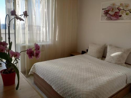 Solomjanskyj Apartment | Cozy Kiev Studio with City View and Hot Tub Amenities