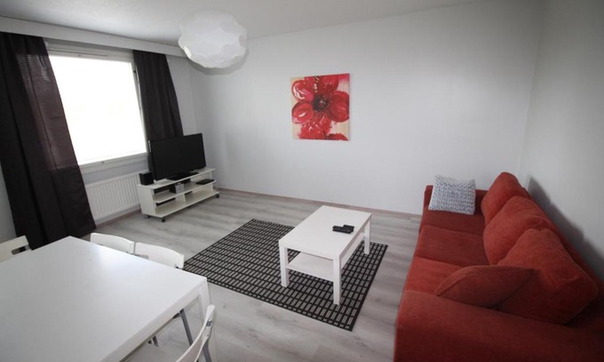 Raahe Apartment | Stylish Apartment Kirkkokatu: Family-Friendly & Hot Tub