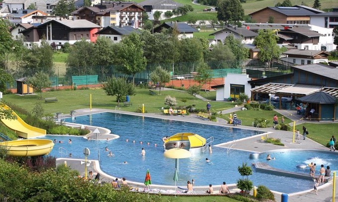 Leogang Apartment | Pet-Friendly Apartment Kitzbühel with Pool Access