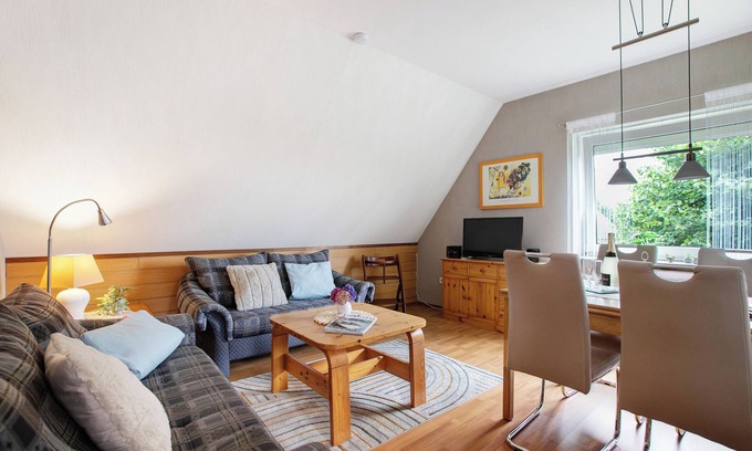 Suden Apartment | Cozy Apartment 'Kleine Ferienwohnung' with Ocean View