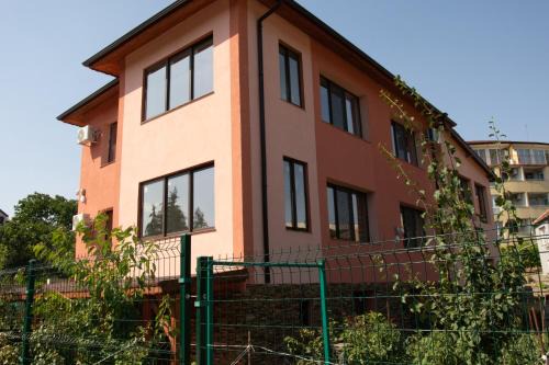 Kranevo Apartment | Top-Rated Apartment Kranevo with Full Kitchen Amenities