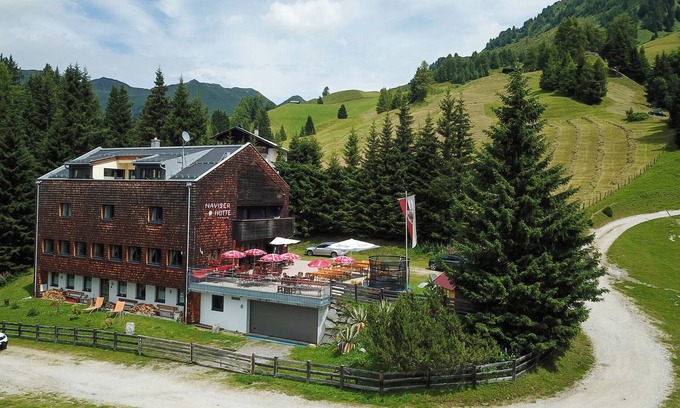 Navis Apartment | Cozy Apartment Kreuzjoch 142 with Kitchen & Breakfast