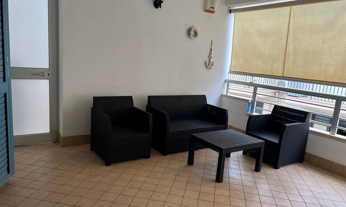 Scoglitti Apartment | Relaxing Apartment 'L'ancora Di Via Del Mare' with Terrace