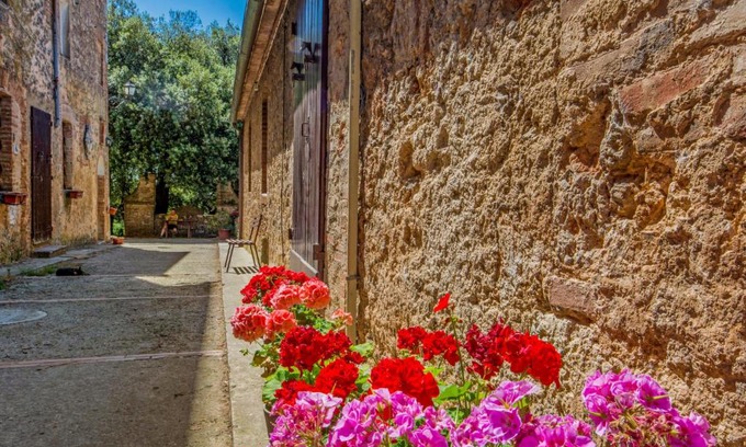 Simignano Apartment | Cozy Apartment L'Erika: Family-Friendly & Pet Welcoming