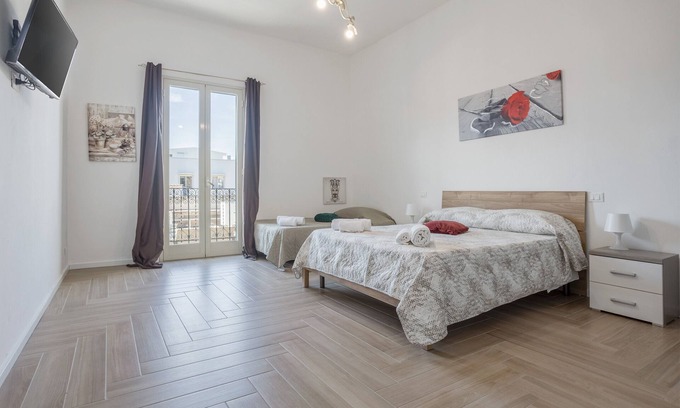 Corso dei Mille - Sant'Erasmo Apartment | Apartment 'L'Incanto - Central Station' with Wi-Fi and Air Conditioning