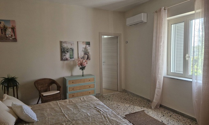 Capaccio Scalo Apartment | Apartment 'L'Orchidea' with Private Garden, Wi-Fi and Air Conditioning