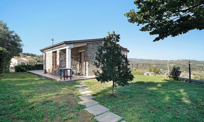Costarainera Apartment | Seaside Retreat: La Casa di Lele with Private Garden & Wi-Fi