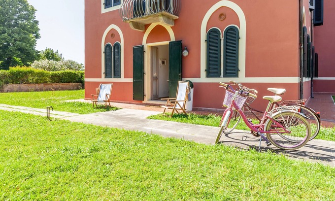 Lido di Camaiore Apartment | Experience 'La Casa Rossa Versilia' with Ocean View & Garden