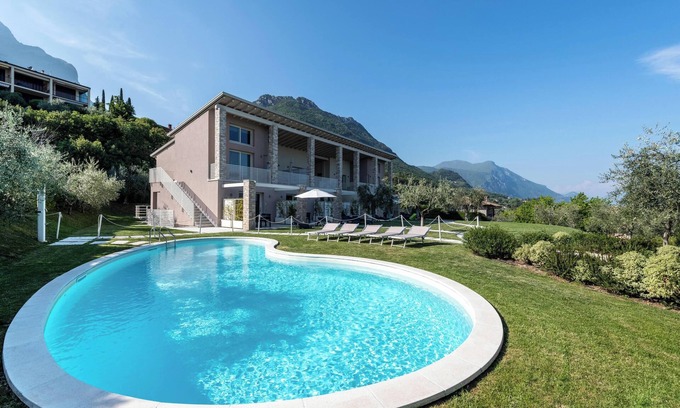 Pulciano Apartment | Experience Lake View Bliss at La Lavanda Apartment