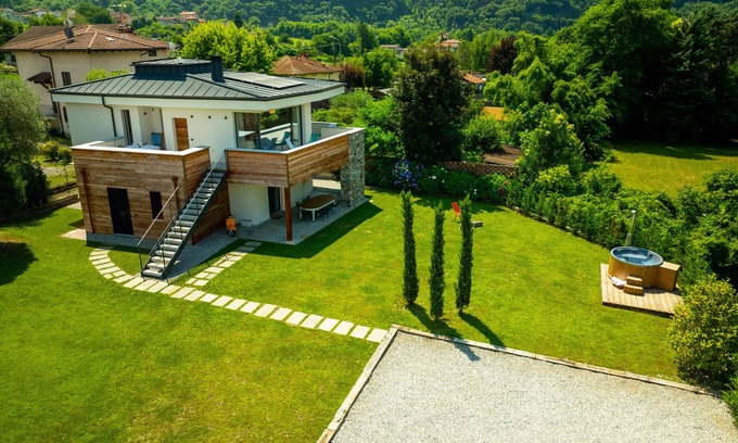 Colico Apartment | Sea View Apartment 'La Villa del Lago' with Spa & Pool