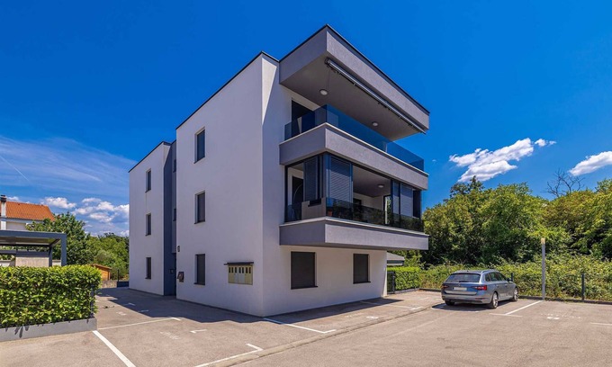 Njivice Apartment | Top-Rated Apartment LAGANINI III with Pool & Breakfast